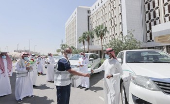 ورود نوارة التطوعي يهدي الورود لمراقبي ومفتشي التجارة تقديراً لجهودهم