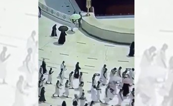 لم يعلم أن الكاميرات ستوثق المشهد .. شاهد: جانب إنساني من رجل أمن بالمسجد الحرام تجاه الزوار والمعتمرين