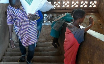 مركز الملك سلمان للإغاثة يدشن مشروع توزيع مساعدات غذائية للفئات الأكثر احتياجًا في مالي