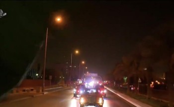 ابتهاجاً باليوم الوطني الـ 91 .. الحرس الملكي ينظم مسيرة عرض للسيارات القديمة لملوك السعودية