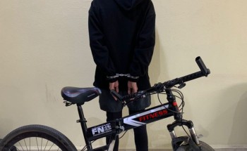 شرطة تبوك : القبض  على مواطن اعتدى على شخصين اثناء قيادته دراجة هوائية