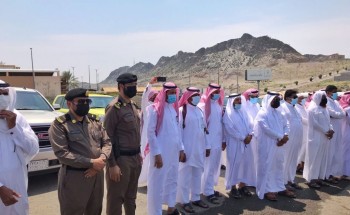 محافظ محايل في مقدمة مستقبلي جثمان الشهيد حمدان خواجي