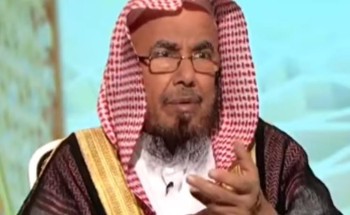 المطلق: يجب استئذان الفتاة من والدها عند الخروج من المنزل في حال طلب ذلك وشدد على طلب إذنه