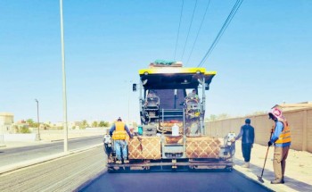 بلدية القريات تعيد سفلتة اكثر من ١٣٠ الف م٢ لمعالجة الحفر والتشققات