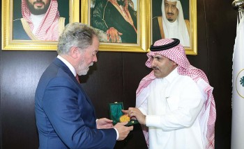 السفير آل جابر يلتقي وفد من برنامج الأغذية العالمي