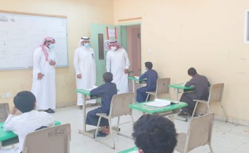 بالصور: مشرف النشاط الطلابي بتعليم صبيا الحازمي يتفقد سير العملية التعليمية بمجمع آل مشحنة بالريث