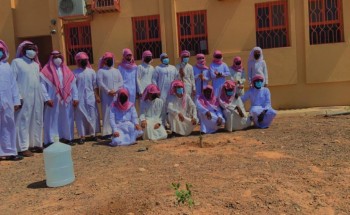 بمشاركة مدير المدرسة والمعلمين والطلاب .. مدرسة ثانوية روض بن هادي تقوم بزراعة شتلات سدر بلدي والغاف الخليجي