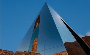 بوزن 70 كيلوغرامًا .. كتاب مدينة “العلا” يجذب زوار معرض الرياض الدولي للكتاب