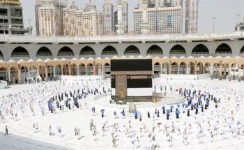 لأول مرة منذ جائحة كورونا .. تجهيز الساحة الخارجية في المسجد الحرام لأداء الصلاة