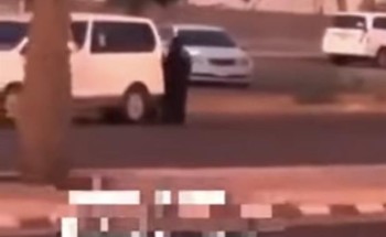 اتخذا أسلوباً احتيالياً لكسب تعاطف عابري الطرق .. القبض على مقيم ومقيمة ظهرا في مقطع وهما يدّعيان نفاد وقود مركبتهما وحاجتهما لمال بالقصيم