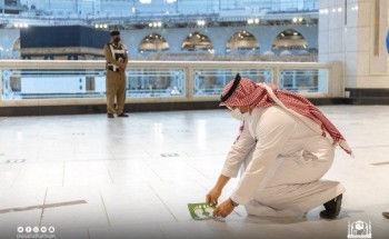 لمواكبة قرار تخفيف الإجراءات الاحترازية لكورونا .. رئاسة شؤون الحرمين تزيل ملصقات التباعد بالحرم المكي