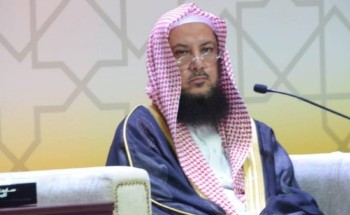 حكم من ينادي والده باسمه أو ينادي والده بالشايب وأمه بالعجوز؟ .. السليمان يجيب! – فيديو