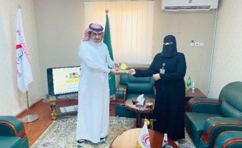 مدير هلال الجوف يكرم مديرتا الشراكة المجتمعية بإمارة وأمانة المنطقة
