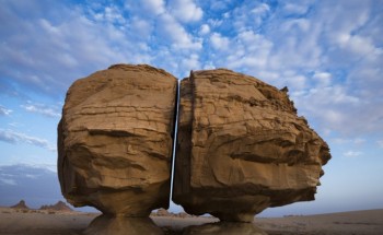 صخرة النصلة الهائلة في تيماء تحير العلماء والعالم .. هل زارت الكائنات الفضائية السعودية منذ آلاف السنين؟