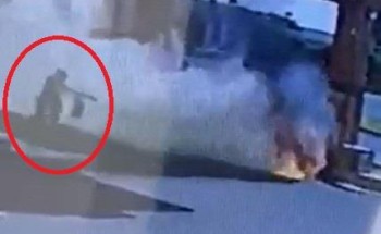 العامل سحب خرطوش المكينة .. شاهد: رجل أمن يطفئ حريق شب بمحطة وقود بالجوف .. ويكشف تفاصيل ماحدث!