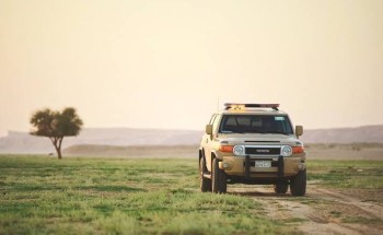 القوات الخاصة للأمن البيئي تضبط مخالفين لنظام البيئة لقيامهم بنقل الرمال وتجريف التربة