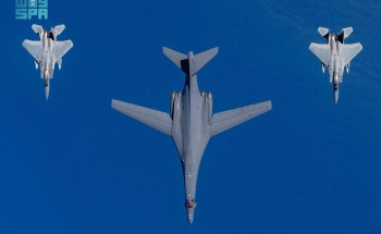 المقاتلات السعودية (ف-15 سي) والقاذفات الأمريكية الإستراتيجية (B-1 ) في تمرين مشترك