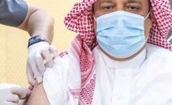 أمير منطقة حائل يتلقى الجرعة التنشيطية الثالثة من لقاح كورونا