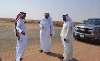 محافظ بيش يقف مع رئيس البلدية على موقع المنطقة الصناعية