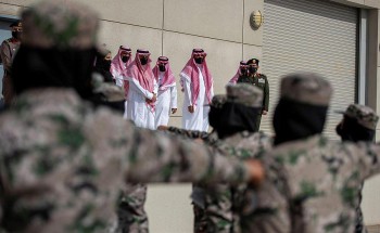 أمام وزير الداخلية .. شاهد: جنديات سعوديات يقدمن عرض عسكري