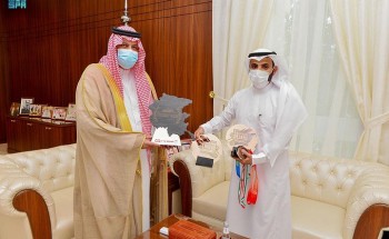 أمير حائل يستقبل بطل الراليات السيف