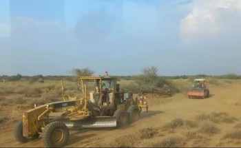 محافظ بيش يتابع العمل لتهيئة طريق الصلب ( الفطيحة – بيش )