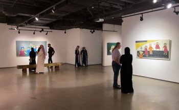 “دْوِيلة” معرض تشكيلي يستحضر التراث.. ويواجه تعقيدات العصر ببساطة الطفولة