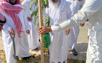 مدير عام فرع الرئاسة العامة لهيئة الأمر بالمعروف بالمنطقة الشرقية يشارك في تشجير الفرع
