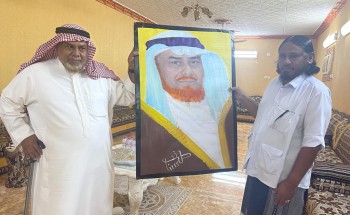 التشكيلي موسى صنبع يهدي لوحة العشة لشيخ الهتانة بمركز العالية