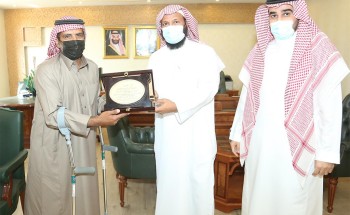 فضيلة المدير العام: يستقبل ويكرم صديق البيئة ويشارك في زرع عدد من الأشجار.