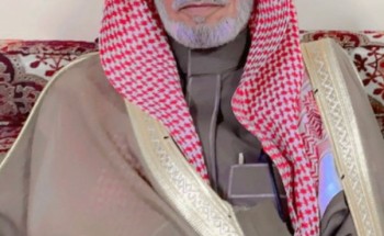 في ضيافة واستقبال حاتمي مبهج بروائح الورد .. معرف قرية البحرة الشيخ “قعيد بن قعبوب”  يستقبل الشاعر “مشعل القحطاني” في ديوانه ويقيم مأدبة عشاء فاخرة