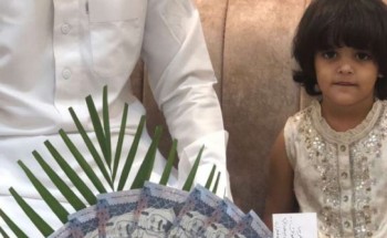 استقبلته الطفلة بالورود .. المواطن فهد المهيمزي يكرم البطل صالح بركه الشويلعي بمبلغ مالي بعد انقاذ ابنته من داخل خزان بالمدينة