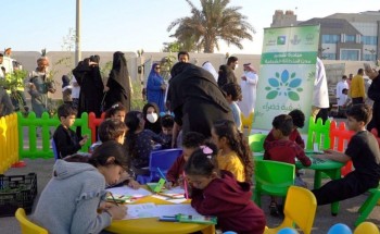 أمانة الشرقية توزع 1300 شجرة من خلال عربة شرقية خضراء في حاضرة الدمام