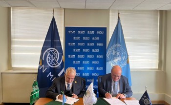 الدكتور الربيعة يلتقي رئيس المنظمة الدولية للهجرة ويوقعان برنامجا تنفيذيا مشتركا لدعم حماية النازحين في اليمن