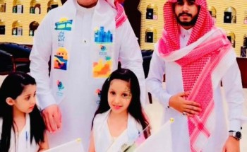 مركز حي العوالي يحتفي باليوم الوطني 92 بتوزيع الورد على سكان الحي