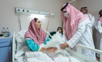 إنفاذاً لتوجيهات ولي العهد.. وزير السياحة يطمئن على حالة سائحين مُصابين بحـادث في العلا (صور)