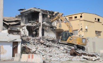 بلدية وسط الدمام تبدأ بإزالة عدد من المباني الآيلة للسقوط والمهجورة