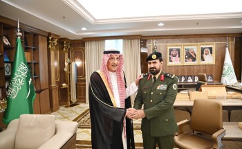 سمو أمير منطقة جازان يقلد مدير عام سجون المنطقة رتبته الجديدة