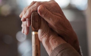 منها استخدام الهاتف خلال مجالستهم.. 5 أمور تجنبها عند التواصل مع كبار السن