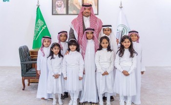 سمو أمير الحدود الشمالية يلتقي عددًا من أطفال محافظة طريف بمناسبة اليوم العالمي للطفل