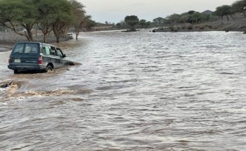 مدني حائل ينقذ 4 احتجزوا داخل مركبة بوادي الحفنة