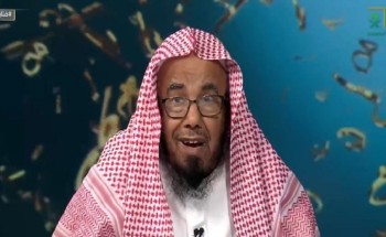 ما حكم تأجيل الصلاة بسبب الإرهاق من طريق السفر؟ .. المطلق يجيب! – فيديو