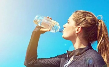 شرب الماء واقفاً يهددك بالقرحة والتهاب المفصل