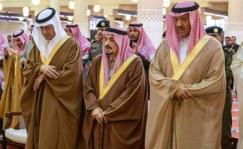 أمير الرياض يؤدي صلاة الميت على أحمد السديري