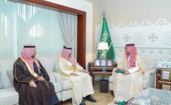 نائب أمير الشرقية يستقبل مدير عام شئون الإسكان ويتسلم التقرير السنوي 2022