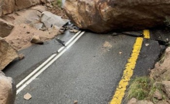 انهيارات صخرية في جبل شدا بمحافظة المخواة وإغلاق طريق جبل شدا الأعلى