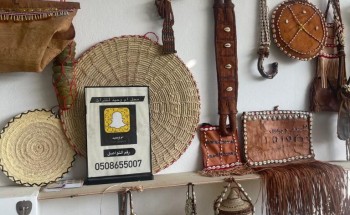 خلال مشاركتها في مهرجان البن العاشر في الداير .. “أم وحيد” تكشف لـ”الشمال” عن مهنة صناعة الجلود التي تمتهنها