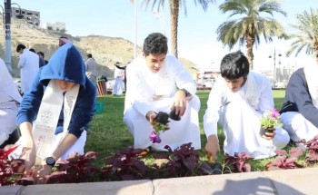 طلاب تعليم مكة يحتفون بيوم التأسيس مع المسنين في الرعاية الاجتماعية ويزرعون حديقة التنعيم وردا