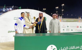 نائب رئيس هيئة الإذاعة والتلفزيون يتوج الفائز بكأس الهيئة للفروسية