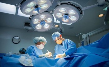 فريق طبي بمستشفى الملك سعود بعنيزة ينجح بإجراء عملية جراحية عاجلة تمكن خلالها من توسيع القناة الشوكية وإزالة الضغط عن الأعصاب